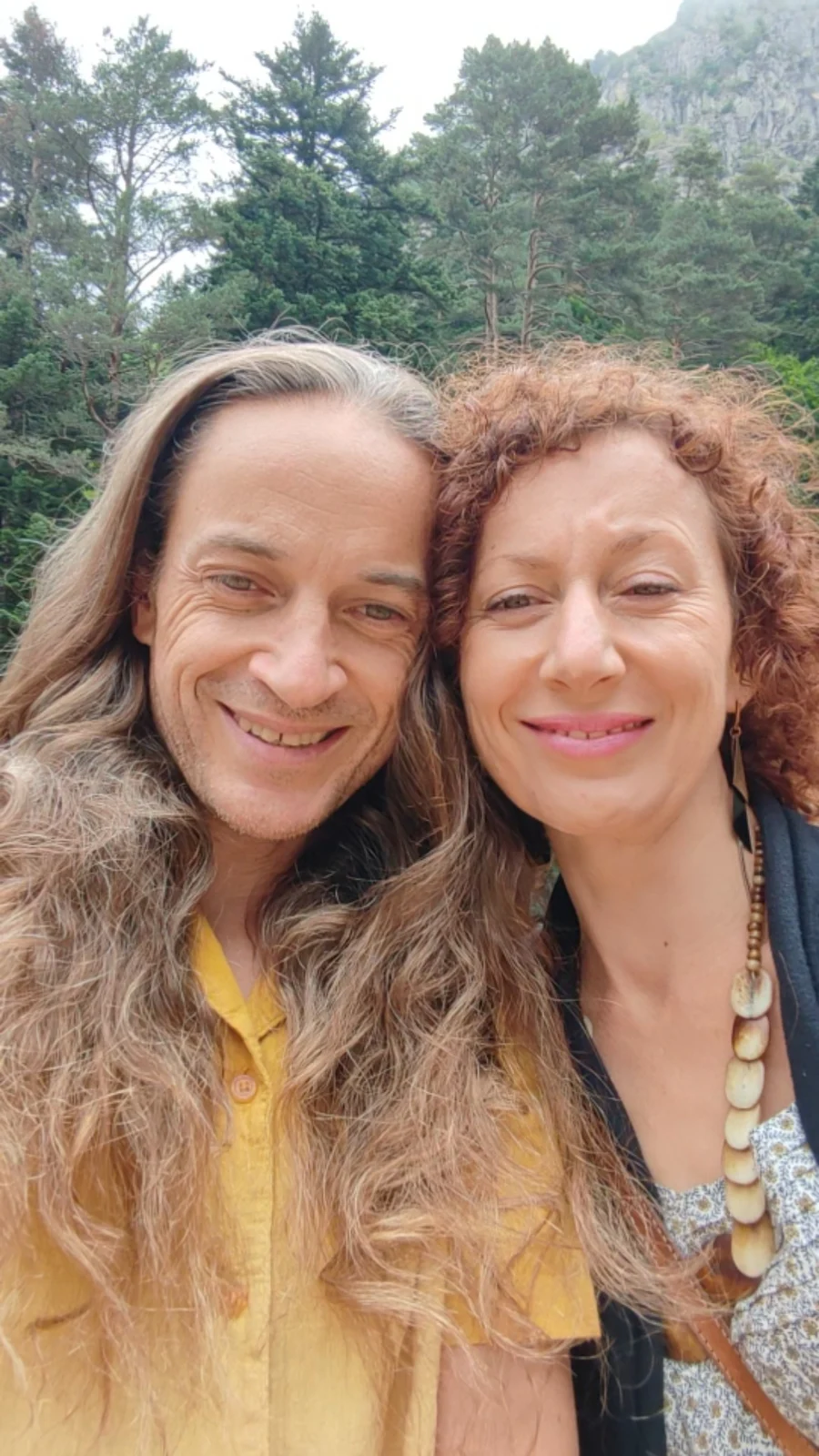 Julie y Abraham sonriendo juntos al aire libre